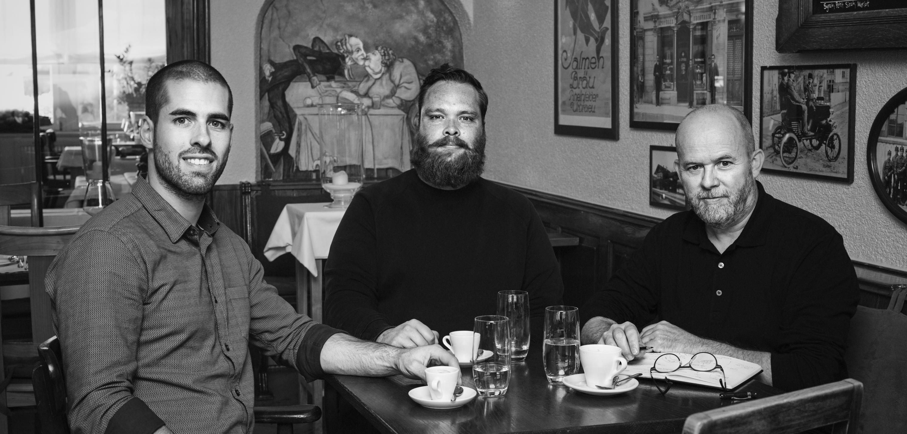 Yannick, Gabriel und Peter sitzen am Tisch