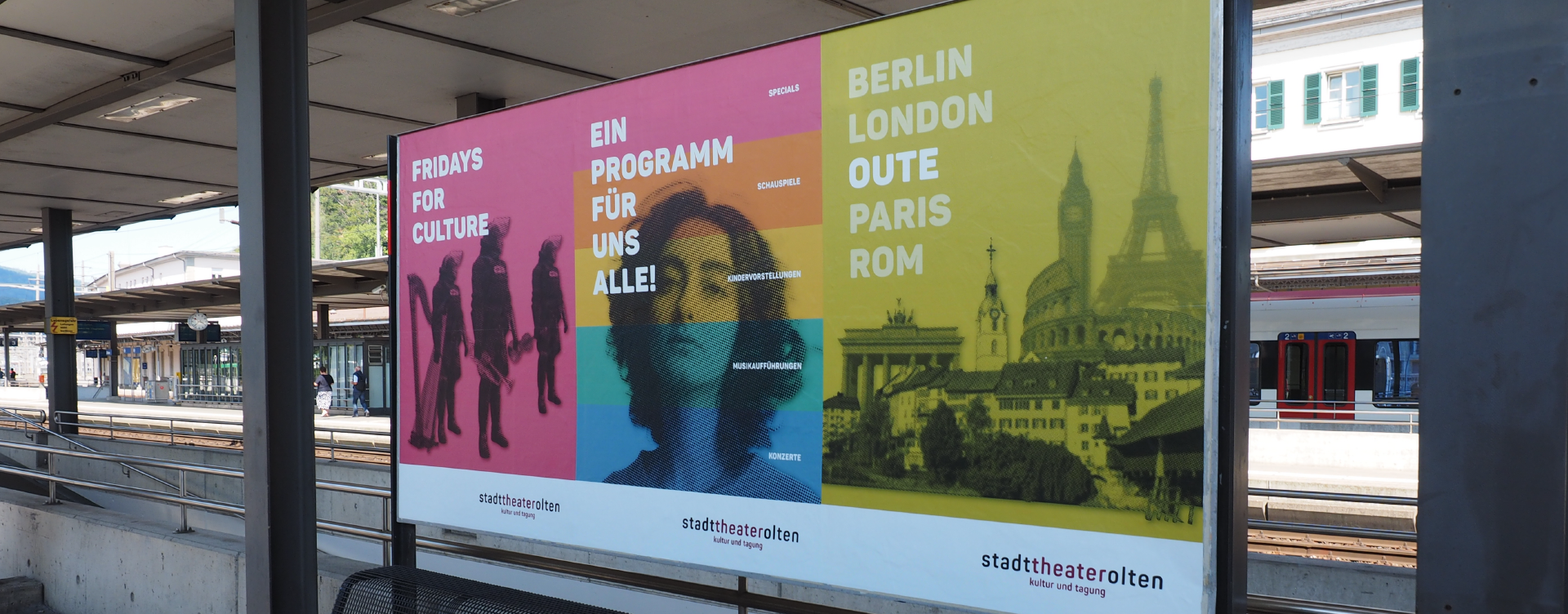 Plakat am Bahnhof Olten, Teil der Werbekampagne des Stadttheaters