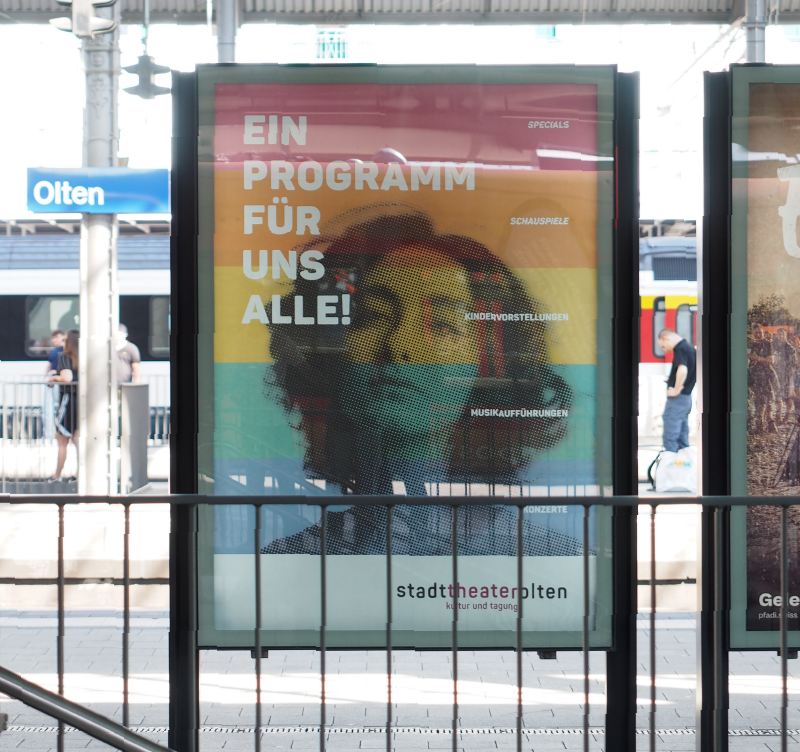 Plakat am Bahnhof Olten, Teil der Werbekampagne des Stadttheaters