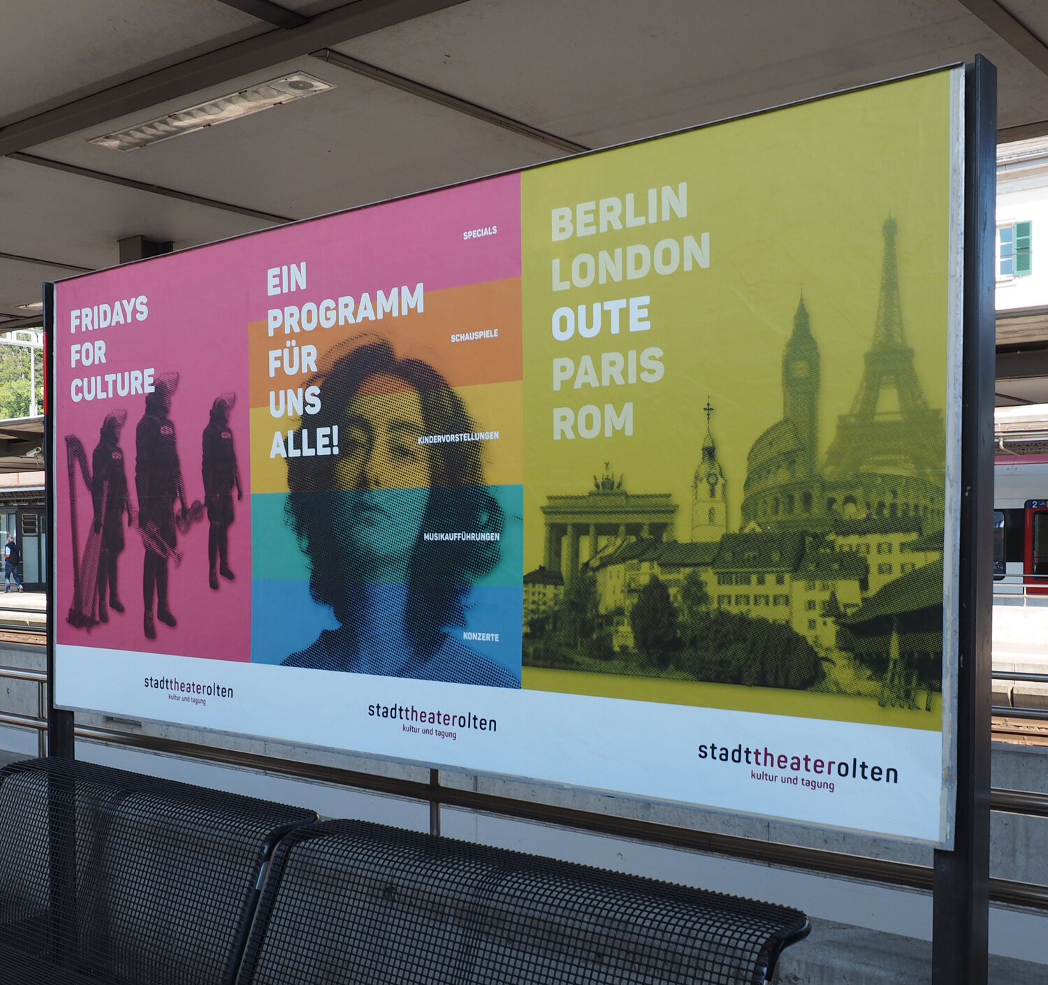 Plakat am Bahnhof Olten, Teil der Werbekampagne des Stadttheaters